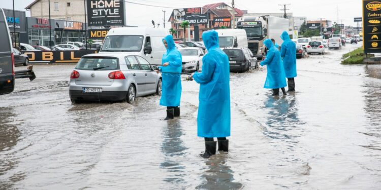 Rrugët e Ferizajt pas shiut, rinia e PDK-së: Ministër a po na sjellë anije?
