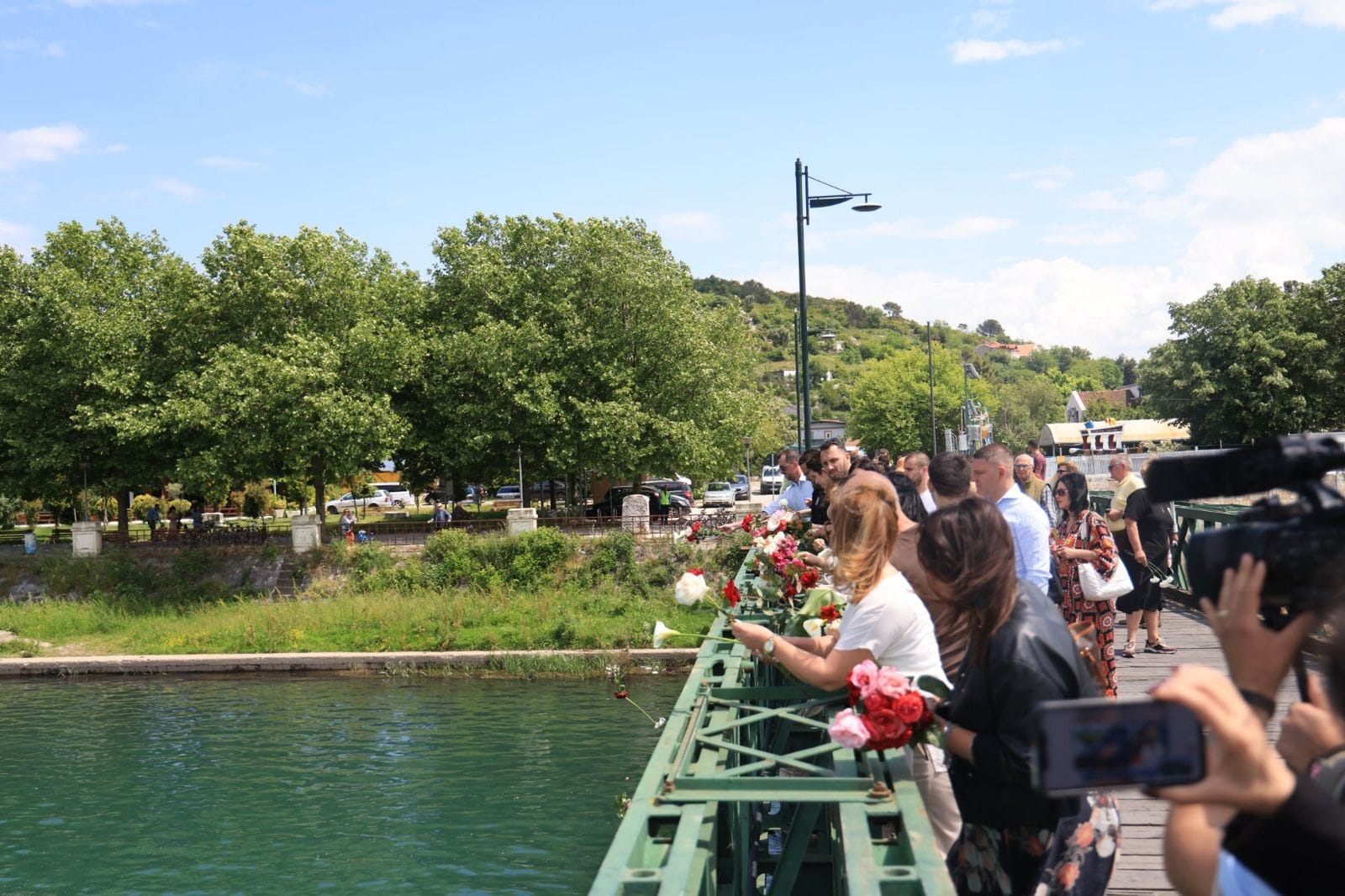 Ngjarja tragjike në Shkodër, qytetarët hedhin lule në lumin Buna