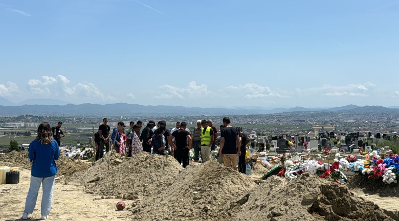 Alma Arrazi do prehet larg fëmijëve, shumë pak persona në varrimin e saj