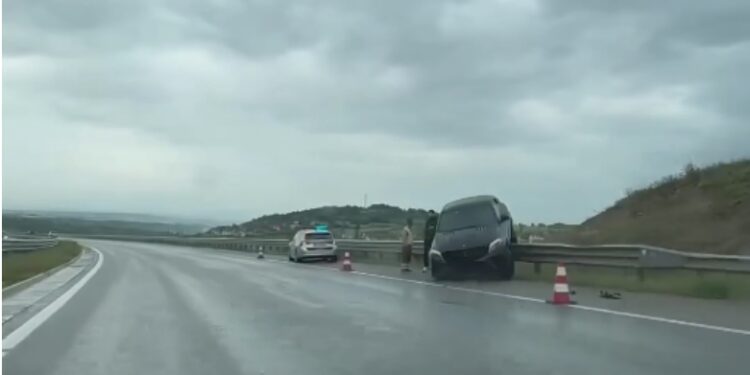 Vetaksidentohet vetura në autostradë, përfundon mbi rrethoja