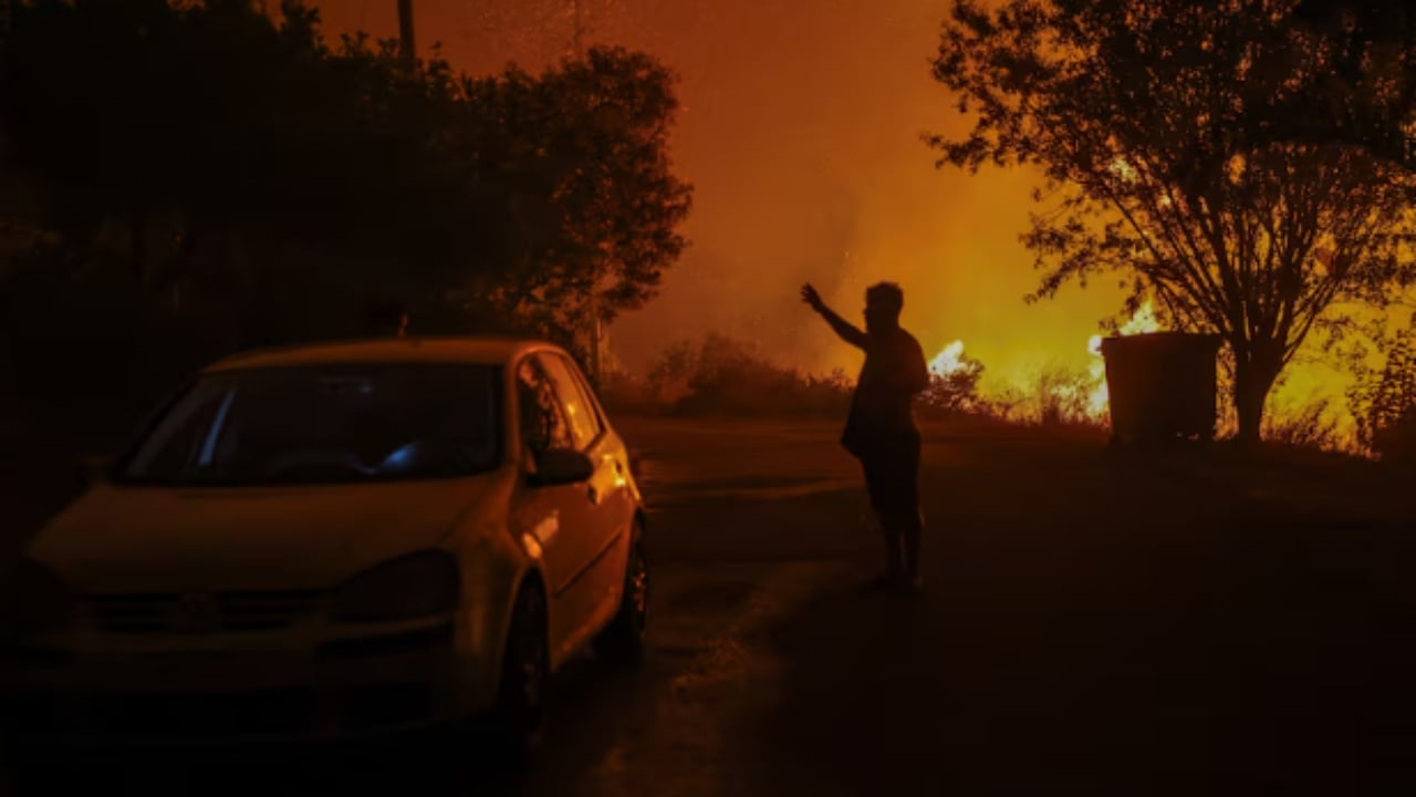 Dhjetra vatra aktive, Greqia vijon “luftën” me zjarret