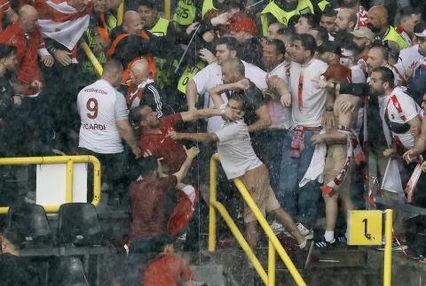 Kaos para ndeshjes Turqi-Gjeorgji, tifozët përleshen me grushta në stadium