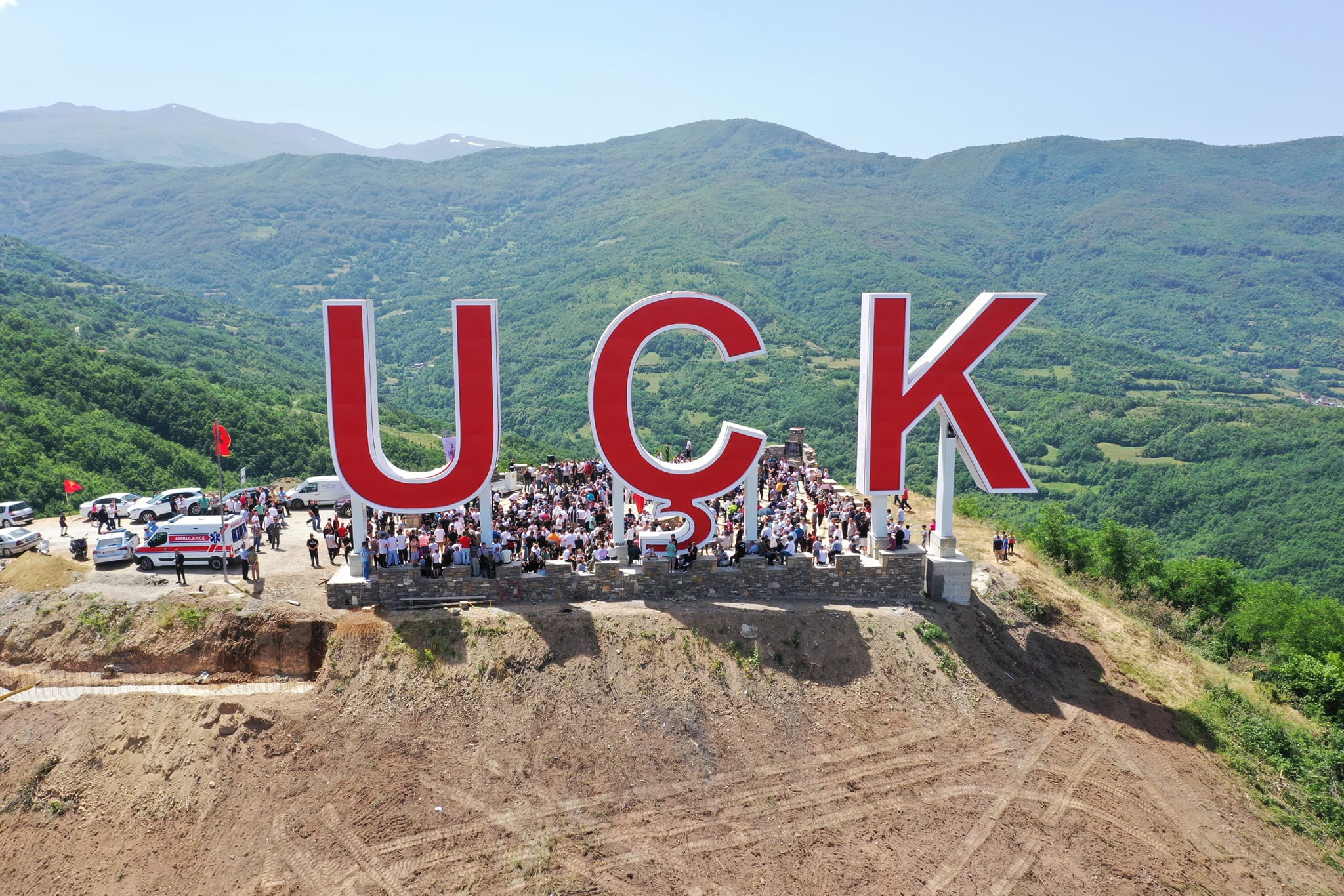 Përurohet obelisku gjigant “UÇK” në Prizren