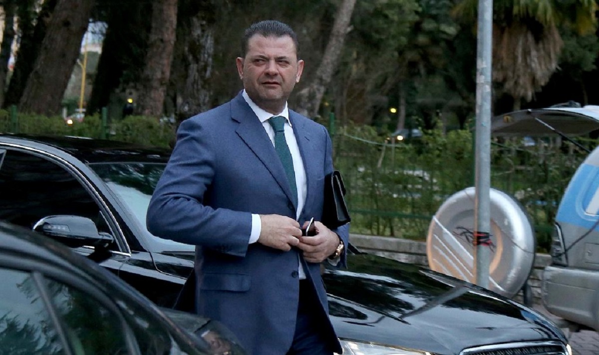 Velipojë/ Tom Doshi sherr me dy persona