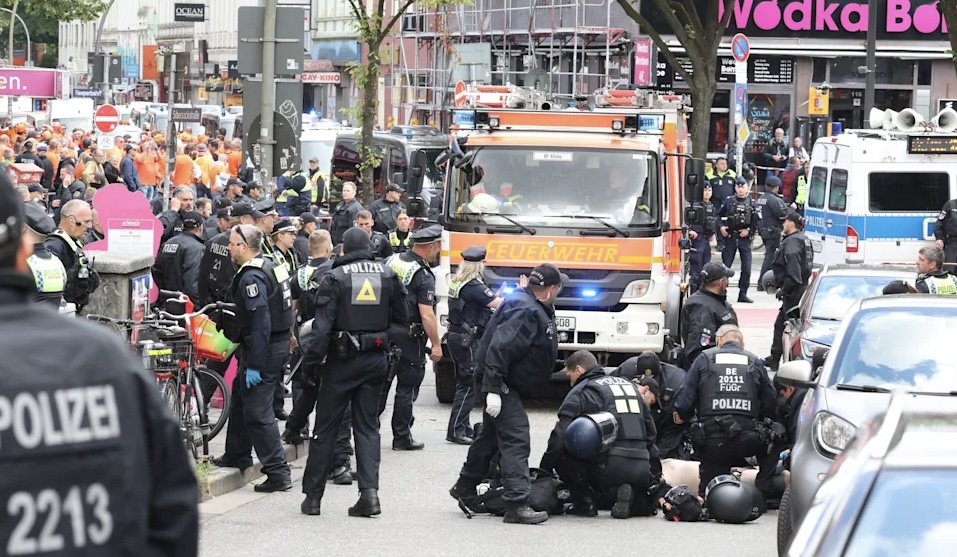 Hamburg/ Një burrë me kazmë dhe molotov sulmon tifozët, policia gjermane e qëllon