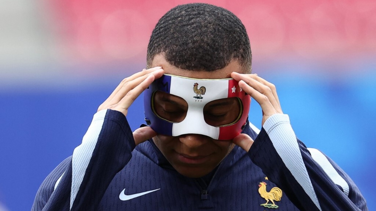 Mbappe “zgjedh” maskën, i bashkohet skuadrës në stërvitje