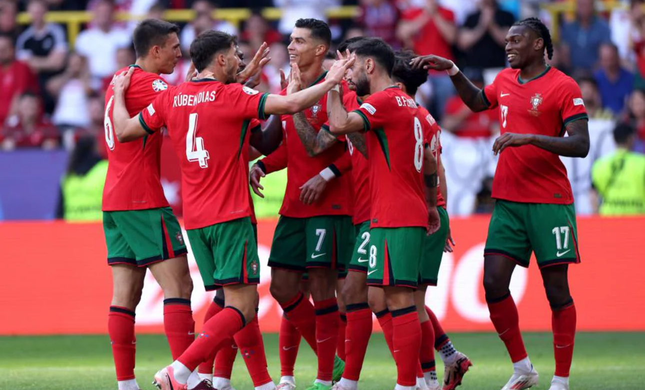 Portugalia kalon zyrtarisht grupin, mposht 3-0 Turqinë