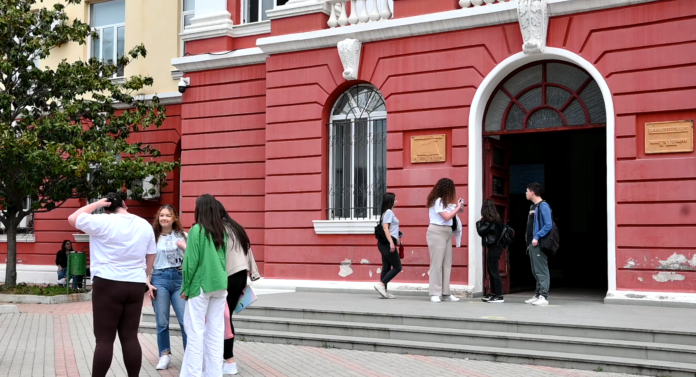 Zgjedhjet në universitete, votohet për rektorët dhe dekanët e rinj, mediat s’lejohen të hyjnë brenda