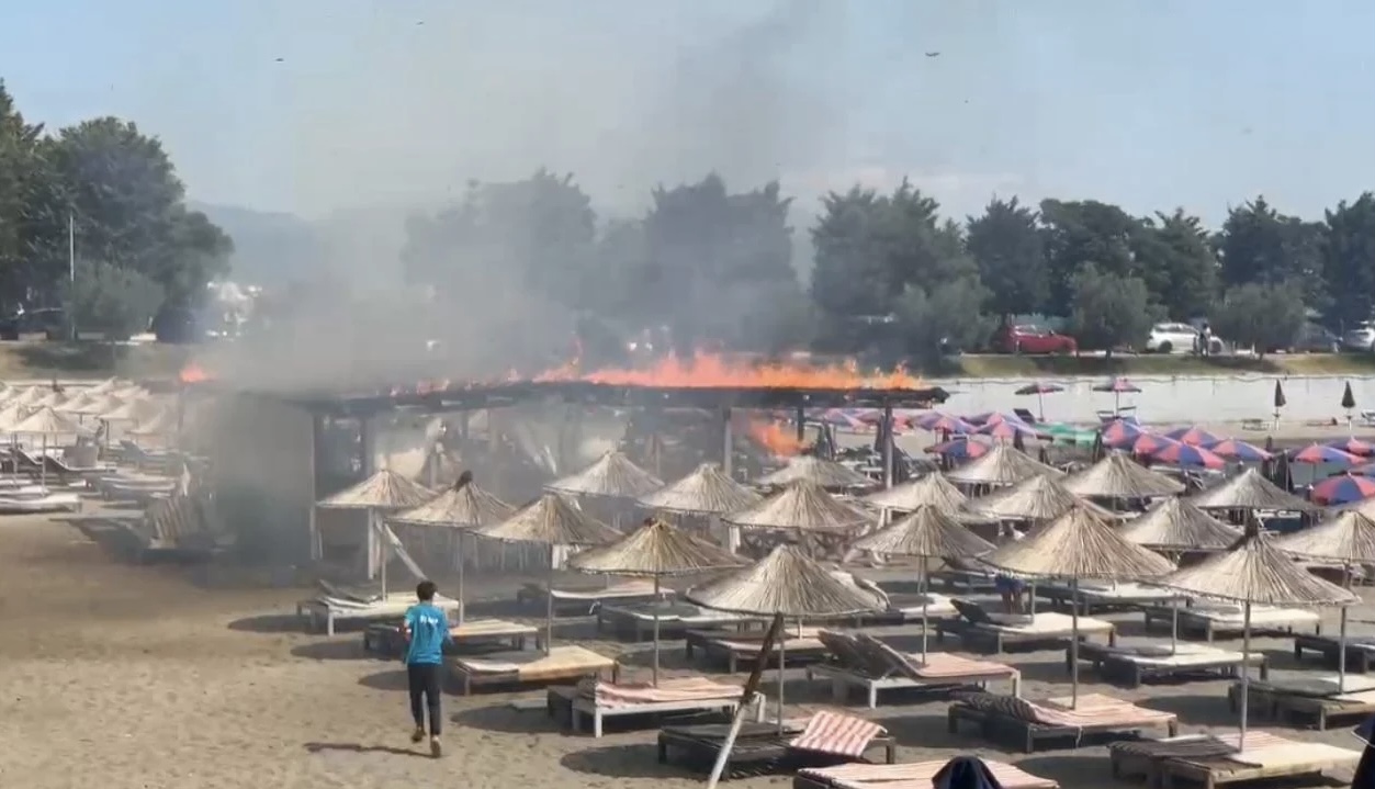 Situatë alarmante në Shëngjin, digjen edhe çadrat e plazhit