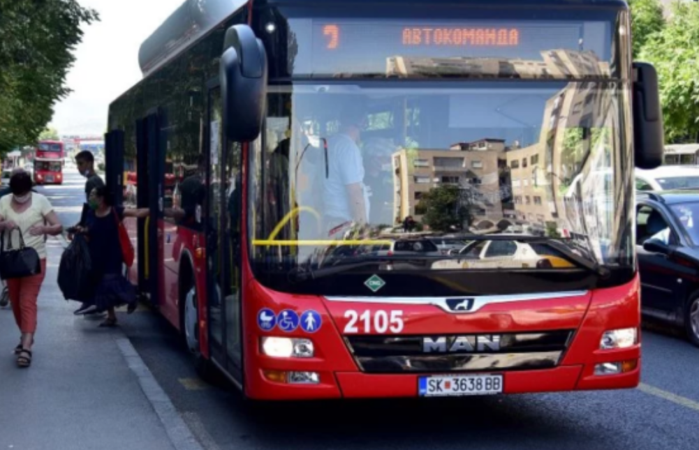 Vazhdojnë problemet me transportin urban në Shkup, qytetarët presin me orë të tëra