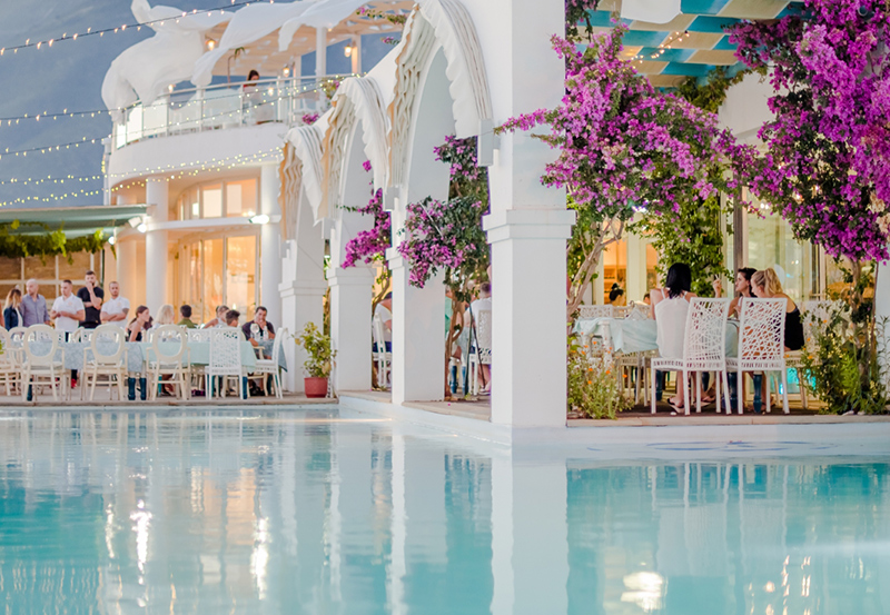 Ish-menaxheri i Drymades Inn: Menuja u porosit nga pushuesit, tentuan të na vënë në lojë