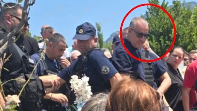 Dritan Dajti lë qelinë e burgut, me syze në varrimin e nënës