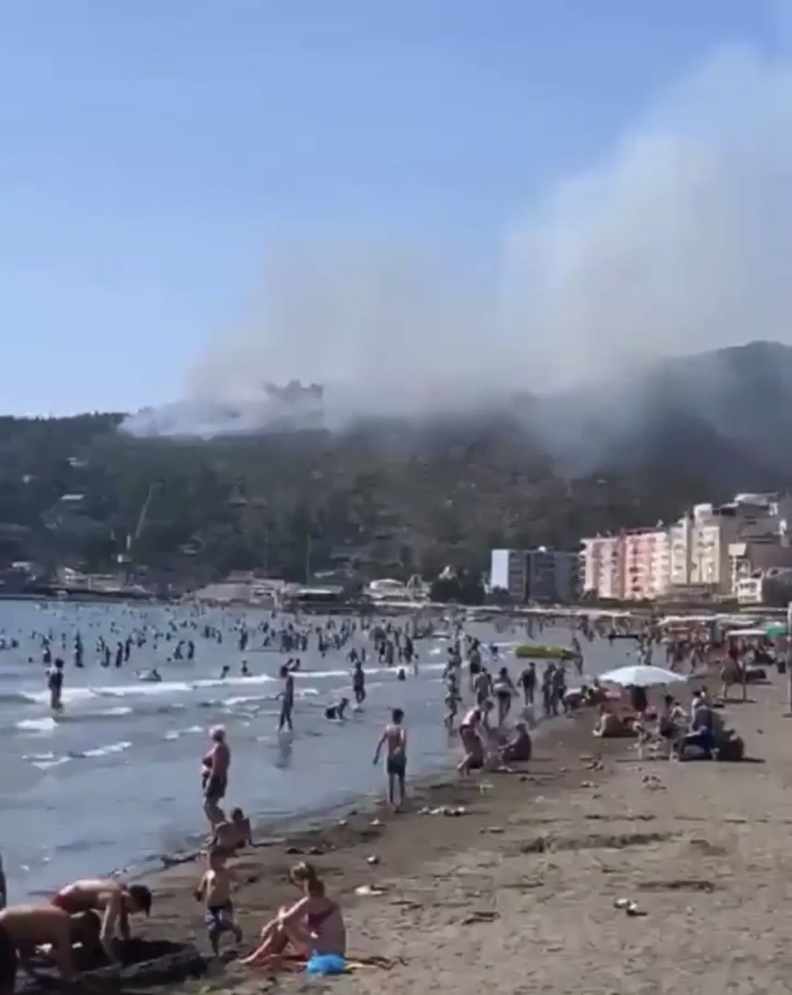 Zjarr në malin e Shëngjinit, flakët iu afrohen shtëpive të pushimit