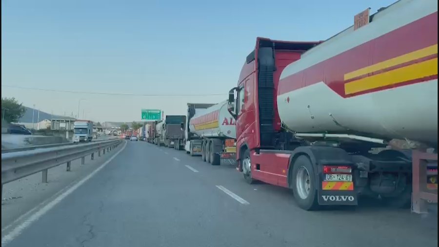 Ministria shfuqizon vendimin që ndalonte qarkullimin e automjeteve me peshë të madhe, gjatë temperaturave të larta