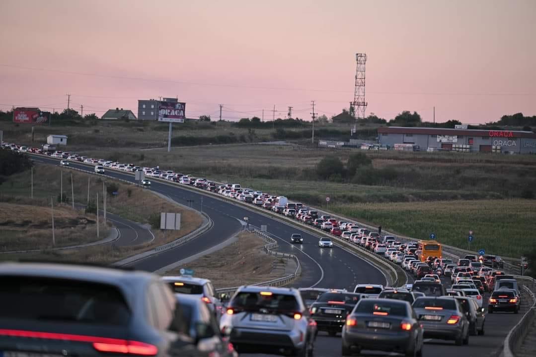 Vazhdojnë punimet në rrugën Prishtinë-Mitrovicë, krijohen kolona të gjata