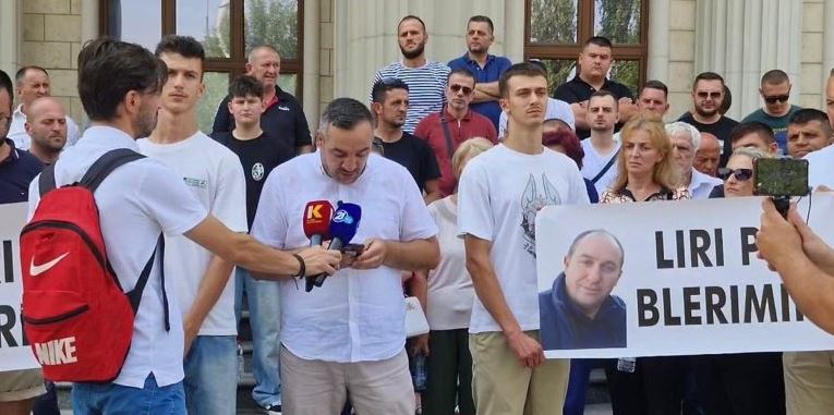 “Lirojeni Blerimin”, ish ushtarët e UÇK-së protestojnë para gjykatës në Shkup