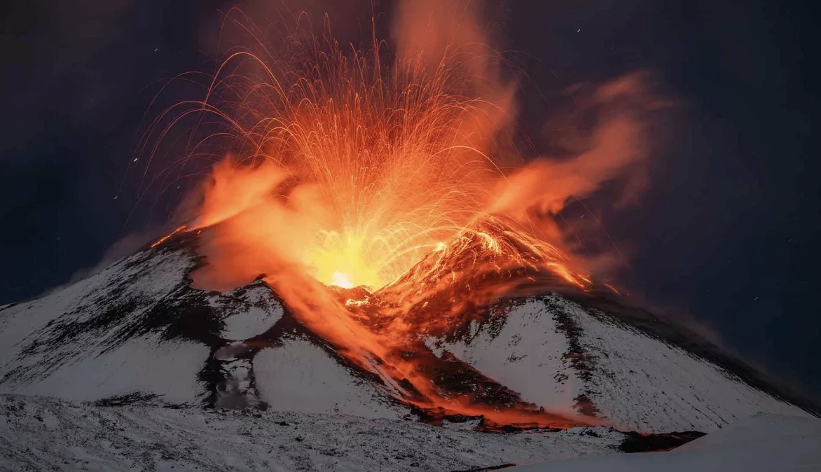 Etna ka shpërthyer, mbyllet aeroporti i Katanias