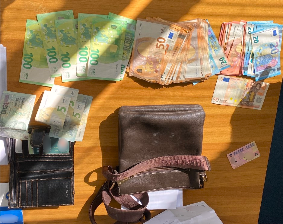 E gjeti çantën me 7500 euro, qytetari i ndërgjegjshëm e dorëzon në polici