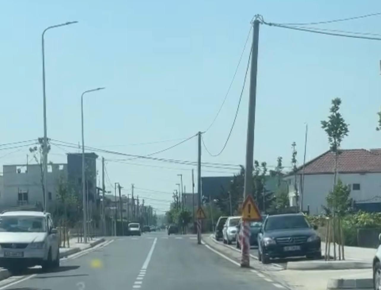 Makinat përplasen me shtyllat në mes të rrugës!