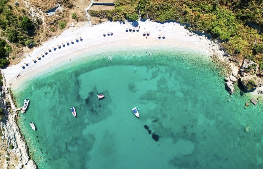 Gomonia përplas një burrë në Karaburun