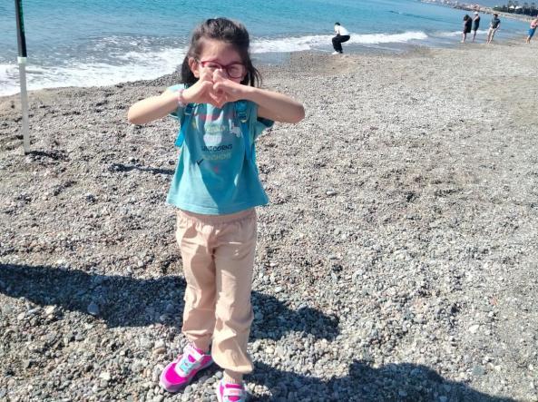 Babai i 7-vjeçares që u mbyt: Mësuesit e dinin që vajza s’dinte not!