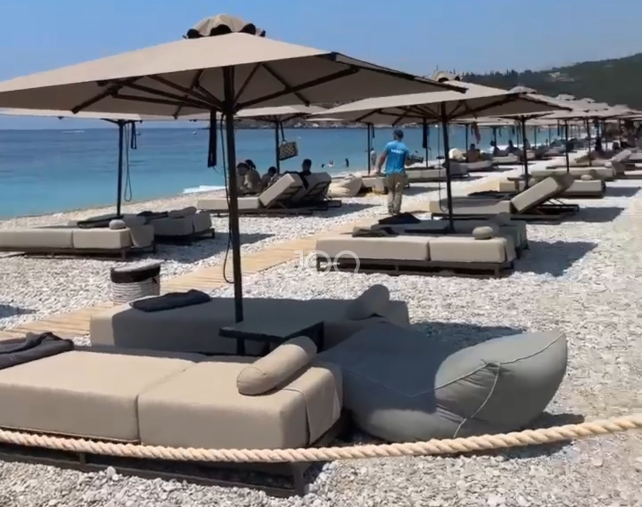 Qytetari: Ora 11 plazhi i Livadhit të gjitha shezllonet bosh!
