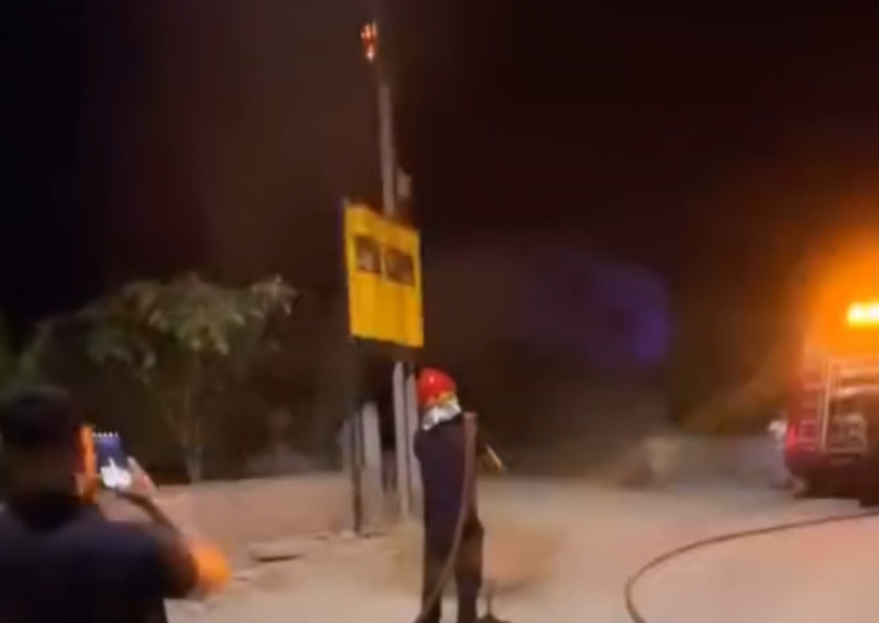 Marrin flakë kabujt e tensionit të lartë, zjarrfikësit i plasin zorrën e ujit elektricitetit