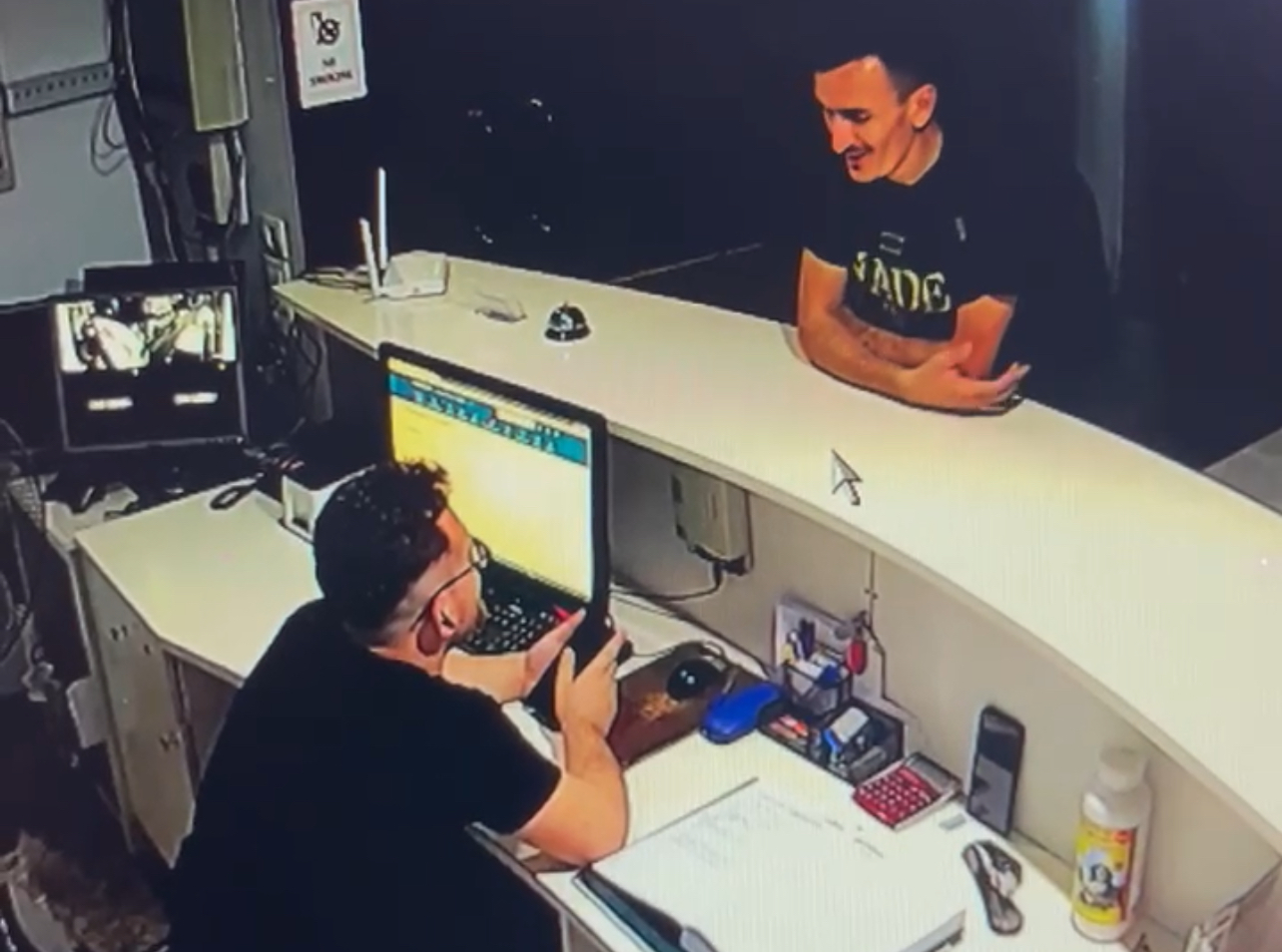 Hyn në hotel të kërkojë ujë, hajduti vjedh çantën me para