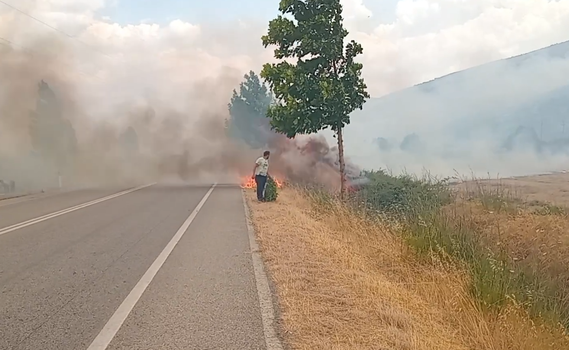 Në Dropull flakët dalin jashtë kontrollit, bllokohet rruga nacionale Gjirokastër-Kakavijë