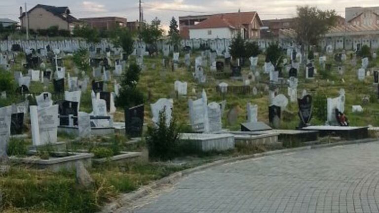 Përfshihen nga zjarri varrezat në Gjakovë
