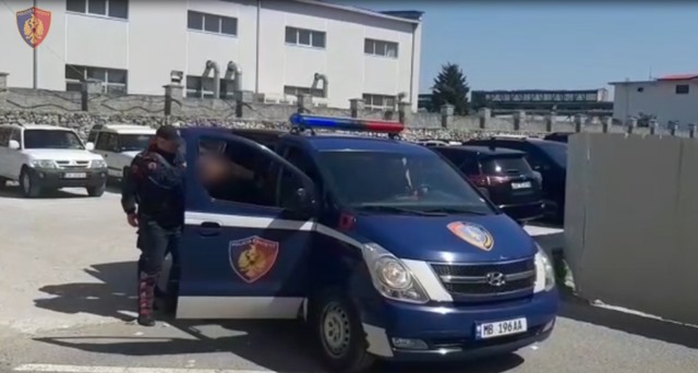 Shpërthim me lëndë plasëse në derën e një banese në Shkodër, policia identifikon njërin nga autorët