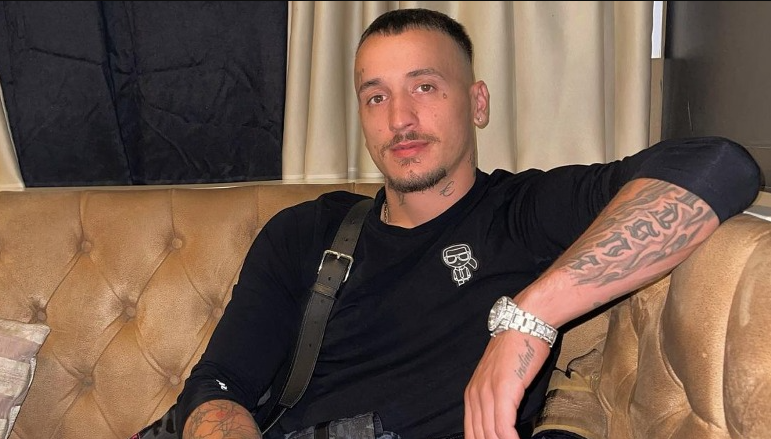 Getinjo publikon fotografi duke e falur namazin e sabahut në xhami