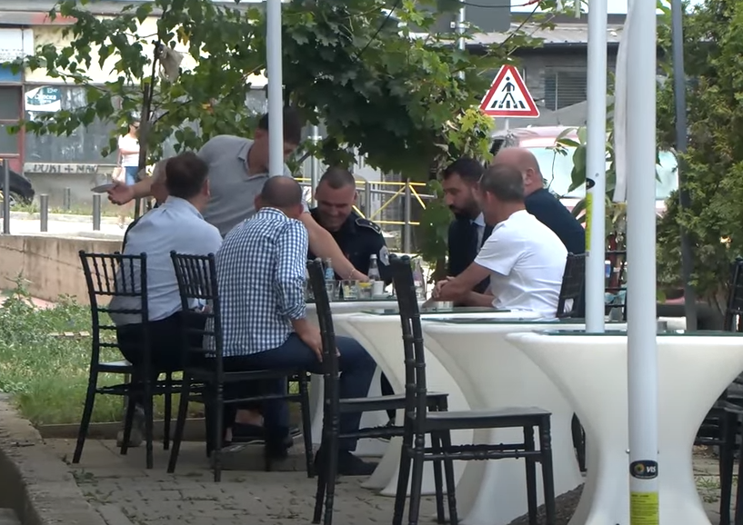 Nën masa sigurie, Sveçla e Krasniqi shijojnë kafenë në Veri të Mitrovicës