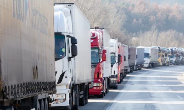 Kundërshtohet vendimi i MI-së që ndalon qarkullimin e automjeteve transportuese me peshë 7.5 tonë