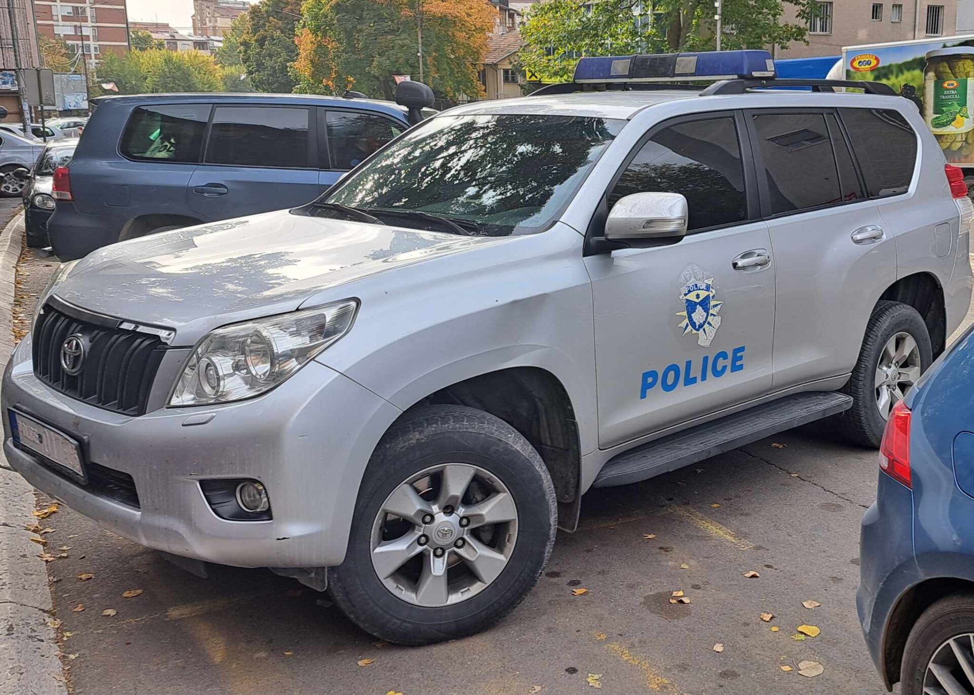 Policia bastis shtëpinë e një të dyshuari në Zveçan, gjen armë e municion