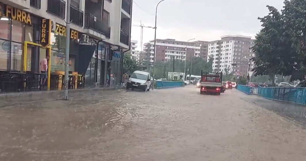 Rrugët e Prizrenit përmbyten nga ujërat pas reshjeve të shiut