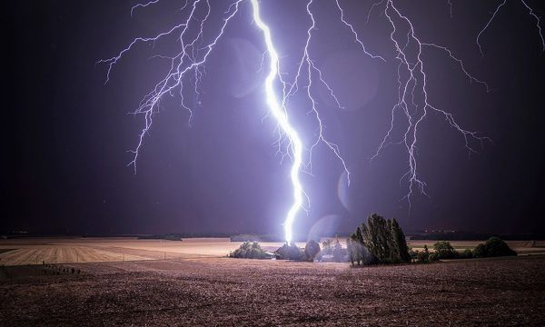 Si pasojë e rrufesë, raportohet se është djegur një shtëpi në Rahovec