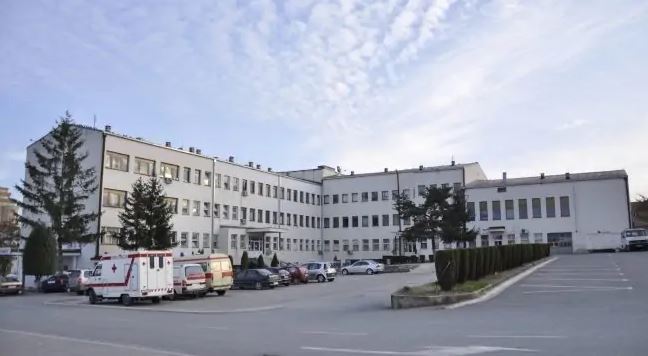 Largohet nga Klinika Psikiatrike e Gjilanit një grua me probleme mendore