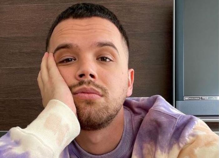 Zbulohet vajza misterioze në krah të Ylli Limanit