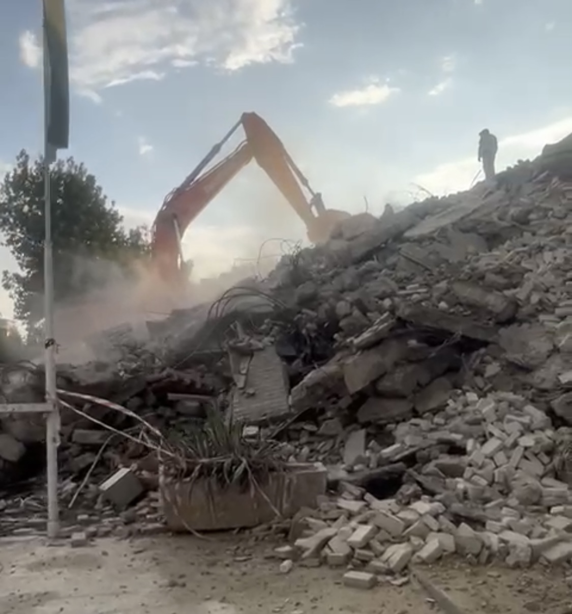 Shembja e pallatit te ‘Brryli’: Banorët mbi gërmadha për të shkuar në shtëpitë e tyre