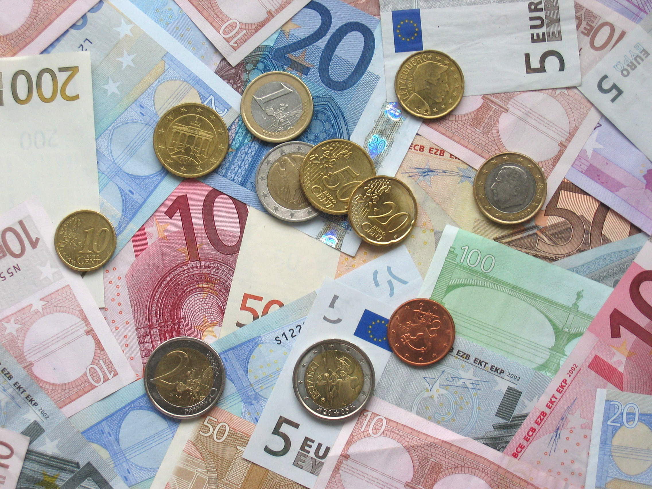 Euro në nivelin më të ulët të regjistruar ndonjëherë