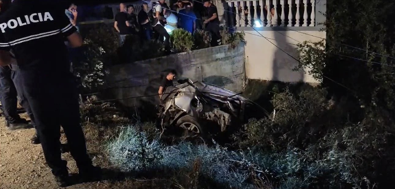 Makina me qira del nga rruga dhe bëhet copash, shoferi 29-vjeçar vdes në timon