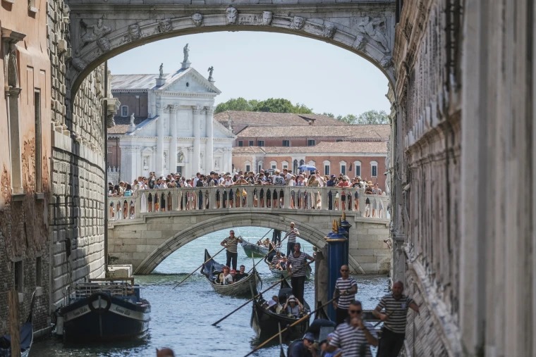 Masa të reja për turistët në Venecia, gjoba për ata që ndalojnë tek urat ose shkallët