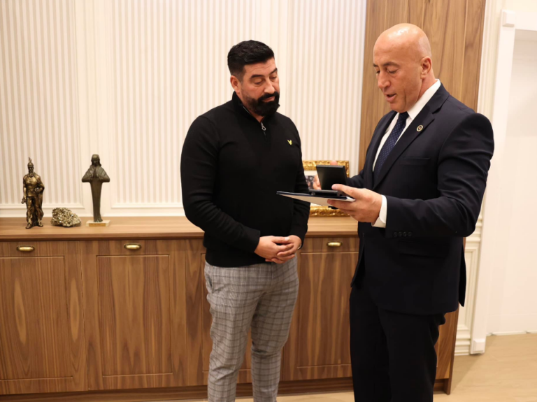 Ramush Haradinaj e nderon Medën me medaljen “Me besim në zot, atdhe e shtet”