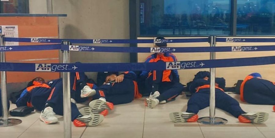 Lojtarët e Juventusit fotografohen duke fjetur përtokë në aeroport