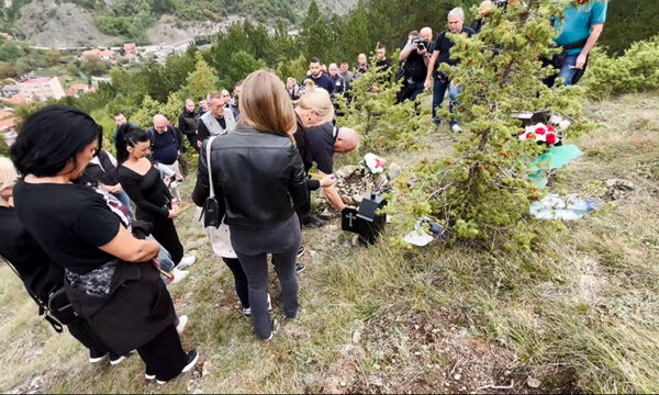 Familjarët e terroristëve të vrarë ndezin qirinj në Banjskë