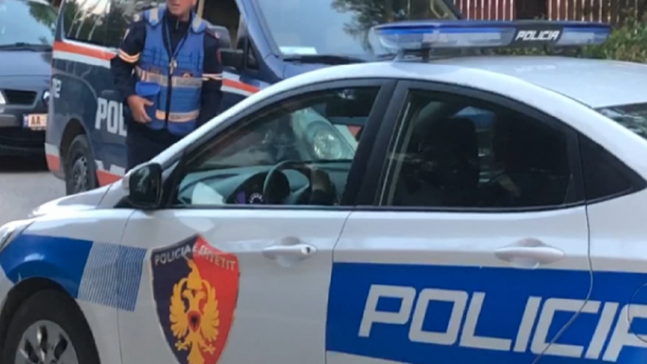 Kanosën me thikë bashkëmoshatarin për t’i marrë paratë, nis hetimi ndaj dy të miturve në Pogradec