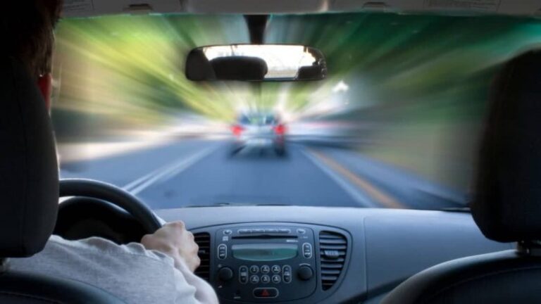 Pse dridhet vetura kur frenoni?