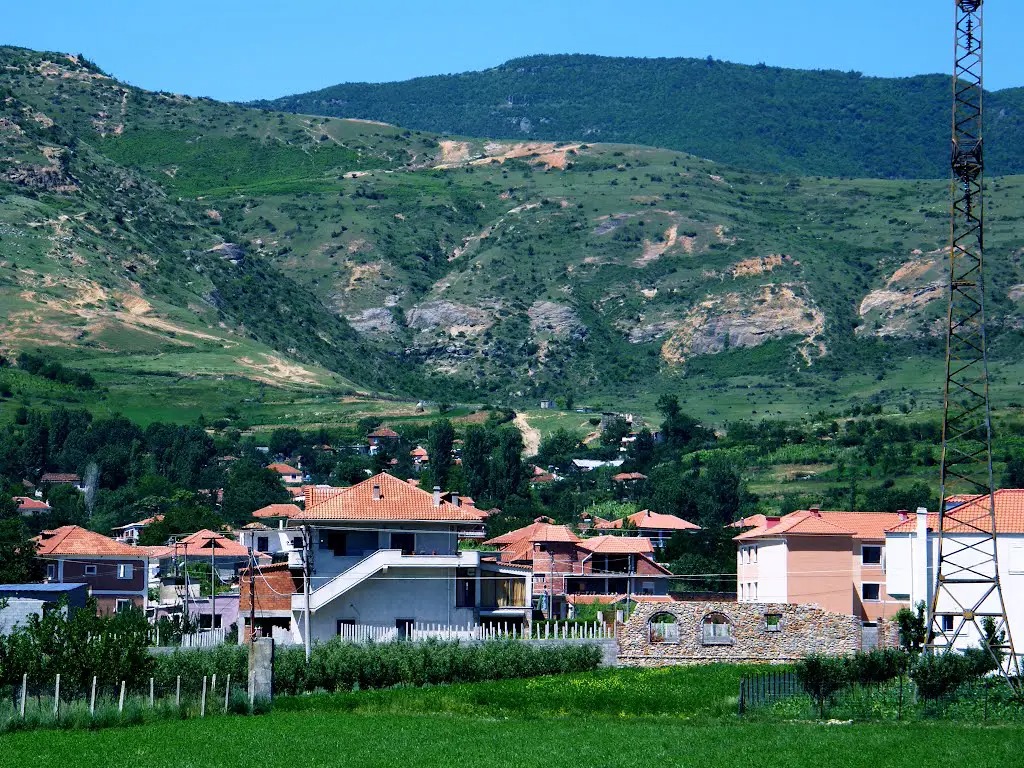 25-vjeçarja tradhton burrin me pronarin e stallës ku punonin të dy, del në pah e kaluara e errët