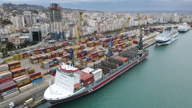 Kontejnerët me ‘mbetje të rrezikshme’ mbërrijnë të dielën në Durrës